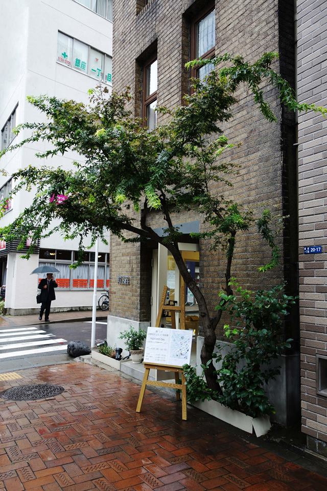 雨の中迎えた初日でしたが、4時間の準備を経て、無事にオープンすることができました。シンボルの紅葉の木も徐々に色付き始めました。