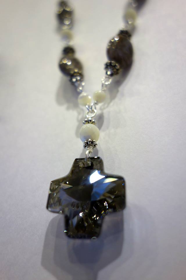 「ニューホープ/アントニン・レーモンドの教文館ビル」。1933年竣工のアールデコの建築をモチーフに。シックな装いにぴったりの作品です。