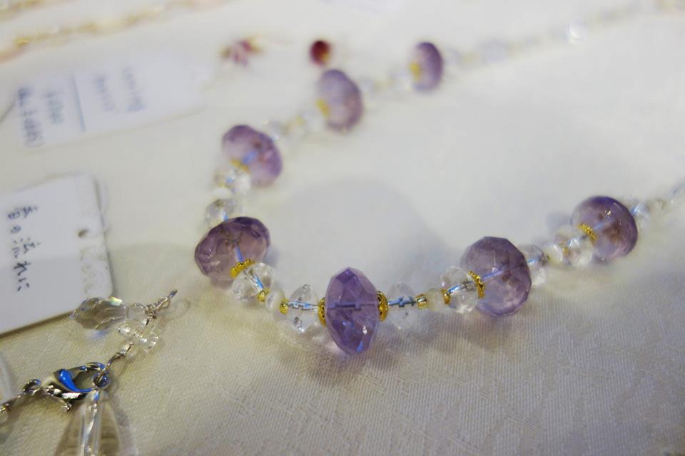 涼しげなアメジストとクリスタルの組み合わせです。