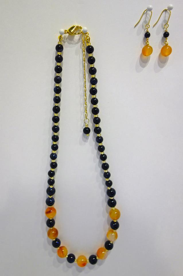 「丸の内音頭」。盆踊りでお馴染みの東京音頭は、満州国建国や5.15事件といった政情不安の最中、1932年に誕生した音楽です。夏の夜の夜空をブルーサンドで、楽しげにゆれる提灯をカーネリアンで使用して表現されました。