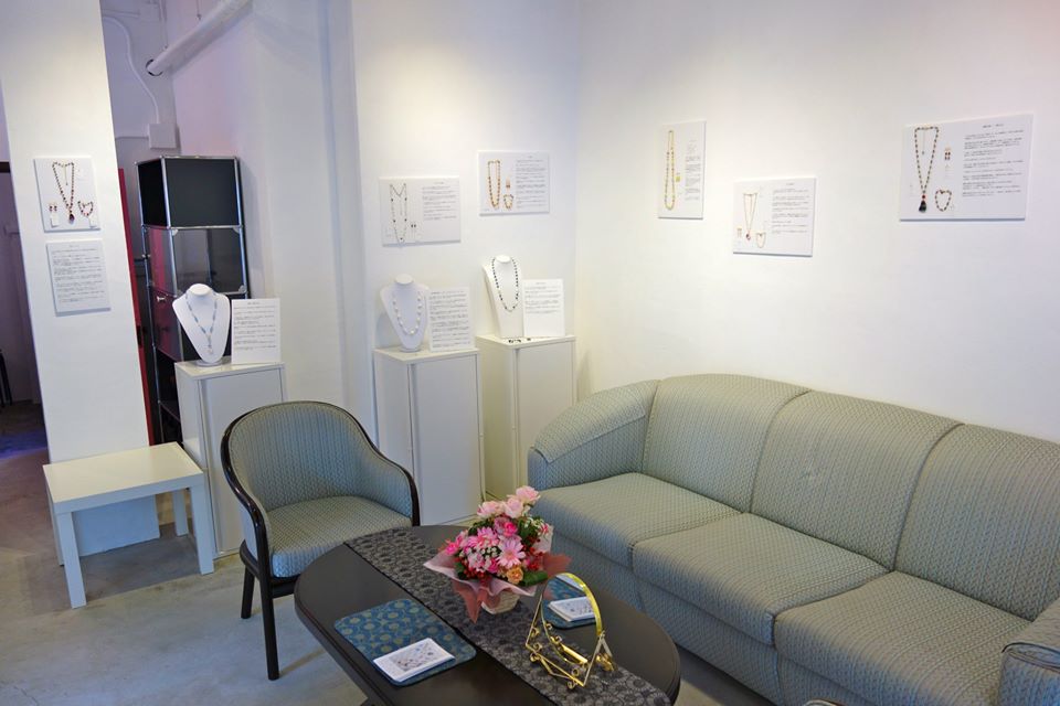 ギャラリーの白い壁に展示された牧さんの作品。テーマとその作品に込めた想いが丁寧に綴られています。