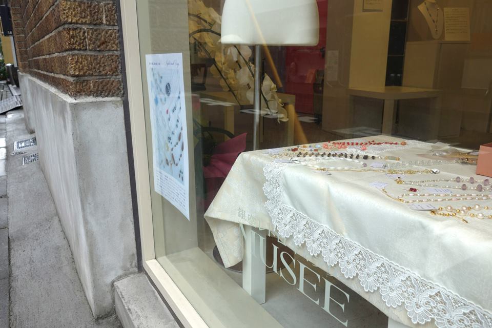 ギャラリーのショーケース。通行される多くの方が、思わず覗いてしまう作品の数々が展示されています。