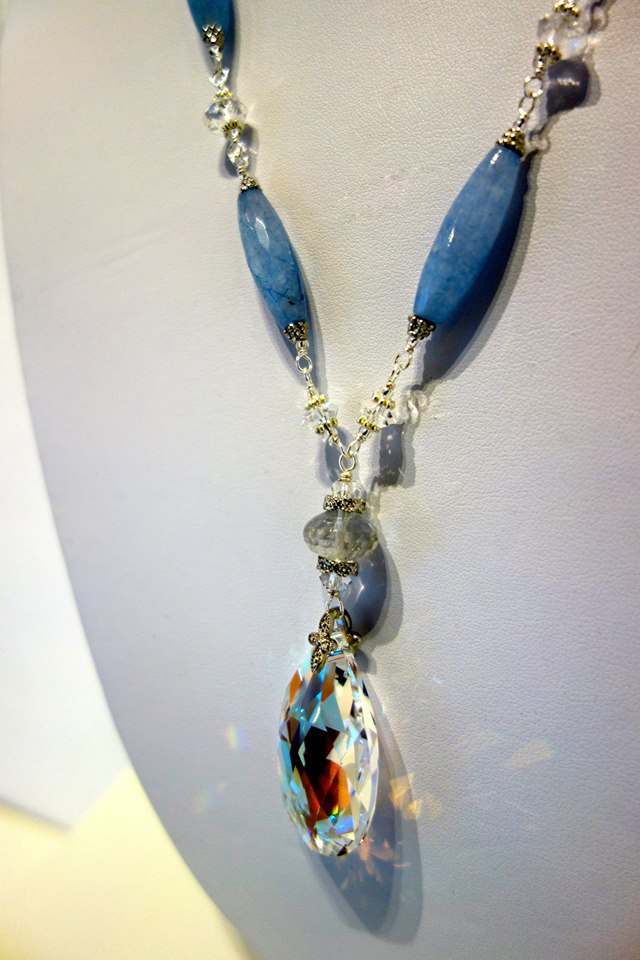 「銀座 清流のまち」。2年前に銀座に引っ越してこられた牧さん。銀座を散策していて水辺の景観が多いことに気付き制作されたとのこと。銀座の街の輝きがスワロフスキーで表現されました。