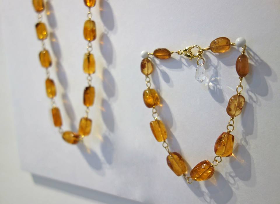 「MUSEE」。琥珀のようにもみえる、ブランデーシトリンとヘソナイトガーネットを使用して、ギャラリーの外観スクラッチタイルの雰囲気が表現されました。