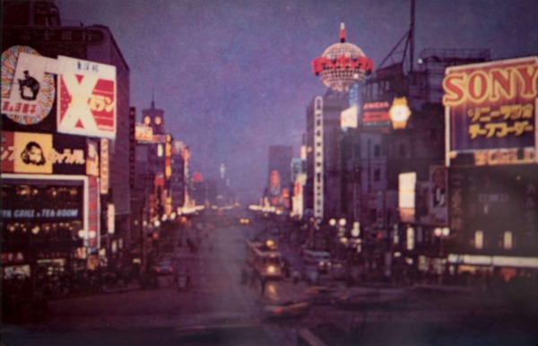 【33】ソニービル。流行発信するショールーム。1957年（昭和32年）、数寄屋橋に東京通信工業株式会社（後のソニー）がネオン広告塔を設置。トランジスタラジオ発売2年後の当時、初めて豆球を使用したネオン広告看板が話題になった。1959年（昭和34年）ショールームオープン。約20坪足らずのフロアに製品を並べた。「この銀座・数寄屋橋の一角を永久に確保し、多くの面での効果を永続的に得たいと考え、ここにソニービルを建設することになったのであります」と宣言し、1966年（昭和43年）ソニービルがオープン。芦原義信設計、グッゲンハイム美術館を参考に世界初『花びら構造』のユニークな建築様式を採用。正確さと装飾を廃した機能美、ビル自体がソニー製品であるかのように表現された。外壁に埋め込まれた2300個のブラウン管テレビ、パネルヒーティング、日本最高速エレベーターなど、新しい構想で話題をさらい1日平均2万人を超える盛況だった。その後、松下電器＝テクニクス銀座ショールーム、日立製作所＝Lo-Dプラザ、東京芝浦電気＝東芝銀座セブン、日本ビクター=ニッパーズギンザが続き、日産自動車も銀座ギャラリーを開設した。【33】1960年（昭和35年）・銀座ネオン夜景