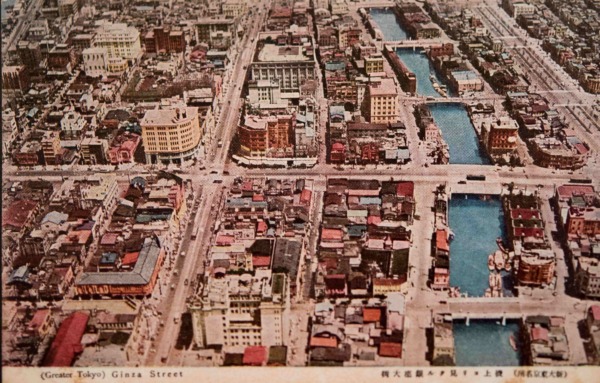 【26】三十間堀、水路の街。左の銀座中央通りと右の昭和通り、その間の三十間堀川に架かる三原橋が晴海通りである。昭和通りには樹木が植えられている。三十間堀は、1612年（慶長17年）に開削完成した当時、三十間（54m）あったことにちなみ、1828年（文政11年）手狭になった両岸の河岸地が広げられ十九間（34ｍ）に狭められた。戦後の瓦礫処理で1949年（昭和24年）埋立られ消滅した。手前から今はなき木挽橋・三原橋・朝日橋・豊玉橋がかかっている。時期は10〜20年後にはなるが、小林旭・浅丘ルリ子主演で1960年（昭和35年）公開された日活映画「東京の暴れん坊」では、空撮映像を鮮明なカラーで堪能できる。【26】1940年（昭和15年）頃・（新大東京名所）機上ヨリ見タル銀座大街