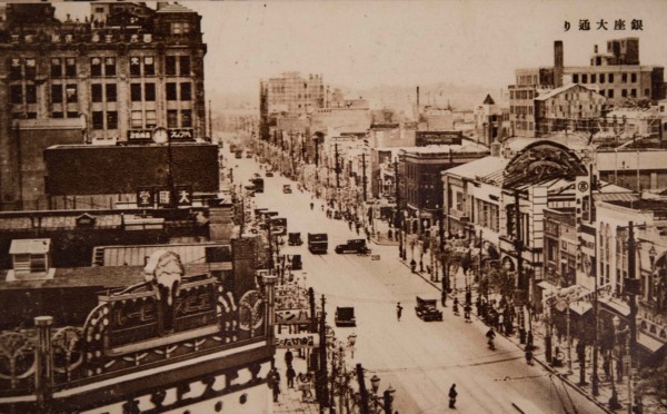 【18】「銀ブラ」の紳士淑女。雑誌『主婦之友』に附録として発行された72枚のうちの１枚。以下解説文より「銀座四丁目の三越屋上から新橋方面を望んだ、銀座大通りの一部です。東京一の繁華を以て鳴るところで、夜になれば、謂ゆる「銀ブラ」の紳士淑女達が、食後の散歩に殺到して来ます。日本の先端的な風俗の發信地です。最近、この大通りに、街路樹として柳が植ゑられました。謂ゆる「銀座の柳」の情緒が、街頭に漂つてゐます。」　銀ブラは、大正時代からの俗語で、銀座の街をぶらぶら歩くこと。カフェー・プランタンを経営した松山省三よる、銀座をぶらぶらするブラつきを指す隠語が、ぶらぶらする行為を指す新語、流行語に転じたとするものや、カフェーパウリスタでブラジルコーヒーを飲むことであるとする説など諸説ある。【18】1932年（昭和7年）・銀座大通り