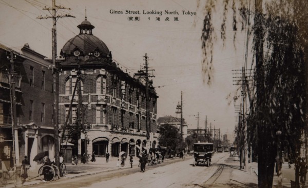 【4】文化人が集うカフェー全盛。1873年（明治6年）、世界一の煉瓦街が銀座に出現。現在の5丁目「メルサ」の場所にあったドームが美しい煉瓦建築。「芝浦モートルス」という袖看板が見える。よく公候伯子男爵の馬車が横付けされ、「田屋」というゴルフ洋品店が入ったという。関東大震災の翌1924年（大正13年）にはカフェー・ライオンの斜向かいの焼けビルを修復し「カフェー・タイガー」が開業した。美人女給がいることで評判となり、永井荷風、菊池寛、中村武羅夫、三上於菟吉らの作家がタイガーをひいきにした。広津和郎の小説『女給』で話題になった菊池寛のカフェー通いはこの店が舞台であった。銀座はカフェー全盛時代。1915年（大正4年）冬には、天皇即位を祝したイルミネーションが外観に灯された。【4】1915年（大正4年）頃・銀座通り（東京）