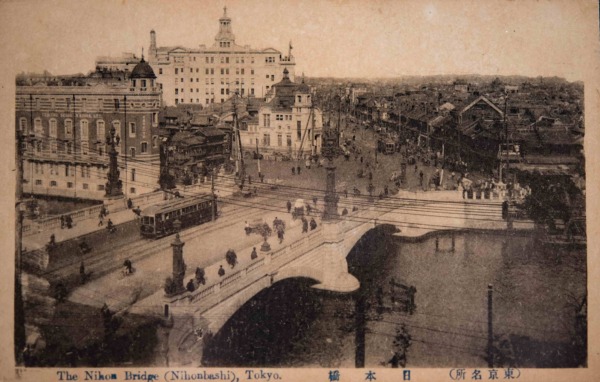 【7】建築デザインの開花。関東大震災後の復興事業・土地区画整理事業を推進したは、建築家・構造学者の佐野利器。内務大臣後藤新平が帝都復興院を置いて総裁に就き、その依頼で佐野も帝都復興院理事・建築局長に就任。芸術としての建築より、工学としての建築、特に耐震工学に重きを置き「構造派」と呼ばれていた。単純な箱を提唱していたのでなく、デザインも重視していた。都市不燃化の一環として100を超える、当時まだ珍しい鉄筋コンクリート造の復興小学校建築に当たった。震災前から建築に新しい意匠を模索する動きがあったが、復興を機に多様となった。復興にあたり官民の建築は、機能重視のインターナショナルスタイル（白木屋デパート）、バウハウスの影響が見られる表現派、帝国ホテルを設計したライトの様式、従来からの装飾が多い様式的折衷的な建築、和風屋根をかけた帝冠様式（歌舞伎座）など様々なデザインで一斉に建築され、東京にモダニズムの空間が生み出されていった【7】1921年（大正10年）頃・（東京名所）日本橋