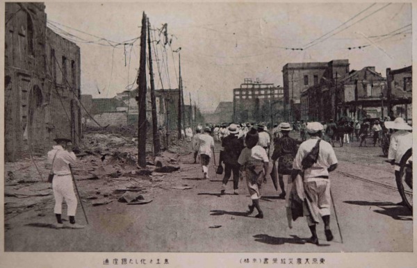 【8】○○銀座を生んだ、銀座のレンガ。関東大震災の難事へ対応したのは内務大臣の後藤新平。ナポレオン３世によるパリ改造計画を参考に、道路を放射状に延ばす壮大な復興計画を立てる。資金不足で断念するも「遷都をしない」ことにこわだり、東京を災害に強い街にするべく様々な工夫を凝らした。道路の建設、区画整理や新しい橋の建設、公園の新設や小学校の耐震及び耐火工事により避難所を確保など、現在もその多くが受け継がれている。銀座でも、煉瓦家屋のほとんどの取り壊し、昭和通りの整備、晴海通りや外堀通りの拡幅が行われたものの、街区の整備に手をつけられることはなく、1872年（明治5年）区画整理時の町並みが残された。なお戸越の商店街が、排水処理に困っていた為、銀座から撤去されたレンガを貰い受け利用した由来から戸越銀座と名乗るようになり、全国初の「○○銀座」となった。その後全国各地で「○○銀座」と名付けられた商店街が形成されるようになった。