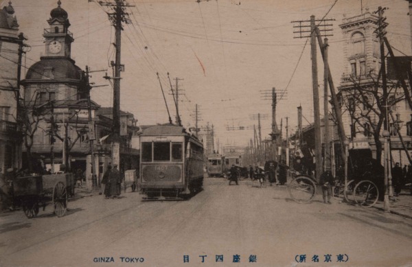 【2】明治煉瓦街、初代「時計塔」。銀座のシンボル、和光の時計塔は実は2代目。文明開化の音が鳴り響き始めた1872年（明治5年）2月、火事が発生し銀座一帯が焼け野原となった。後に「銀座大火」と呼ばれ、焼死8人、負傷者60人、焼失戸数は4874戸といい、これを機に明治新政府は銀座を耐火構造の西洋風の煉瓦街へ改造することとなった。帝都の象徴として再出発である。1894年（明治27年）輸入時計・宝飾品等を扱う服部時計店の創業者・服部金太郎が、その銀座四丁目交差点角地の朝野新聞社の建物を買い取り、初代の時計塔として増改築した。この煉瓦街から、現在の老舗と呼ばれる名店が銀座に店舗を構えた。あんぱん「木村屋總本店」、菓子「風月堂」、洋装品「ギンザのサヱグサ」、海軍病院薬局長を辞した福原有信による調剤薬局からスタートした「資生堂」。書画文具「鳩居堂」、天ぷら「銀座天國」、洋食「煉瓦亭」が誕生したのである。新橋駅による開港地横浜との直結し舶来品が集まりやすく、新聞社が集中し流行発信する土地柄、江戸以来の職人街に住む職人の細やかな技術、これらが融合し銀座の礎となった。【2】1894年（明治27年）頃