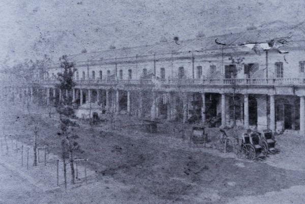 【1】明治。大火〜世界一の煉瓦街の誕生。　　　　　　　　　　1872年（明治5年）2月、和田倉門付近から出火し、銀座、築地一帯を焼く大火が起きた。東京府は西洋流の不燃都市の建設を目指し、道路を広げ、煉瓦家屋で再建する布告が出された。地券を発行したが、土地評価の問題で買収は順調には進行しなかった。府知事由利公正が岩倉使節団に加わるため、大蔵省建設局（中心は井上馨）を中心に、官営（大蔵省建設局が直営施工で建築）で、設計をお雇い外国人ウォートルスが担当。1873年（明治6年）洋風2階建の街並みが出来上がった。ロンドンのリージェント・ストリートがモデルになったという。煉瓦街と言っても外壁は漆喰などで仕上げられたものが大部分で、赤煉瓦の街並みだった訳ではなく、1階が煉瓦造、2階が木造というものもあった。絵葉書は、日本初と言われる街路樹は写っているが、馬車鉄道の軌道が写っていない。その後、民間払い下げが進まず、建設資金回収が不可能となり、第1次工事から除外された地域では煉瓦街は建築されず、道路と堀割等の工事に限定されることに。住民の反対も起き、木挽町より東の工事は放棄された。最終的に1877年（明治10年）煉瓦街計画は完了となった。【1】1878年（明治11年）頃　※複製絵葉書